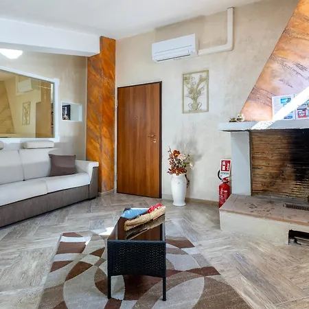 Appartamento Penthouse Di Charme In Borgo Vicino